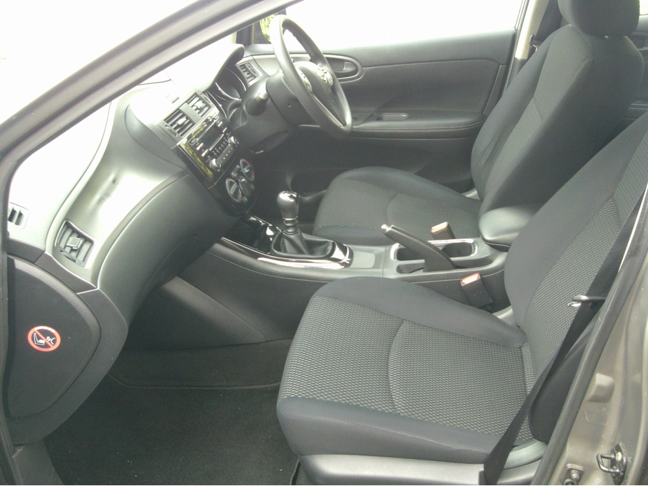 2015 Nissan Pulsar - image 16