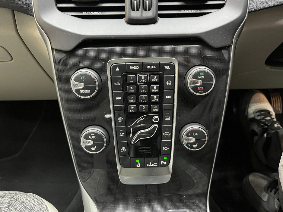 2018 Volvo V40 - image 16