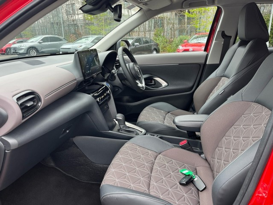 2024 Toyota Yaris Cross - image 6