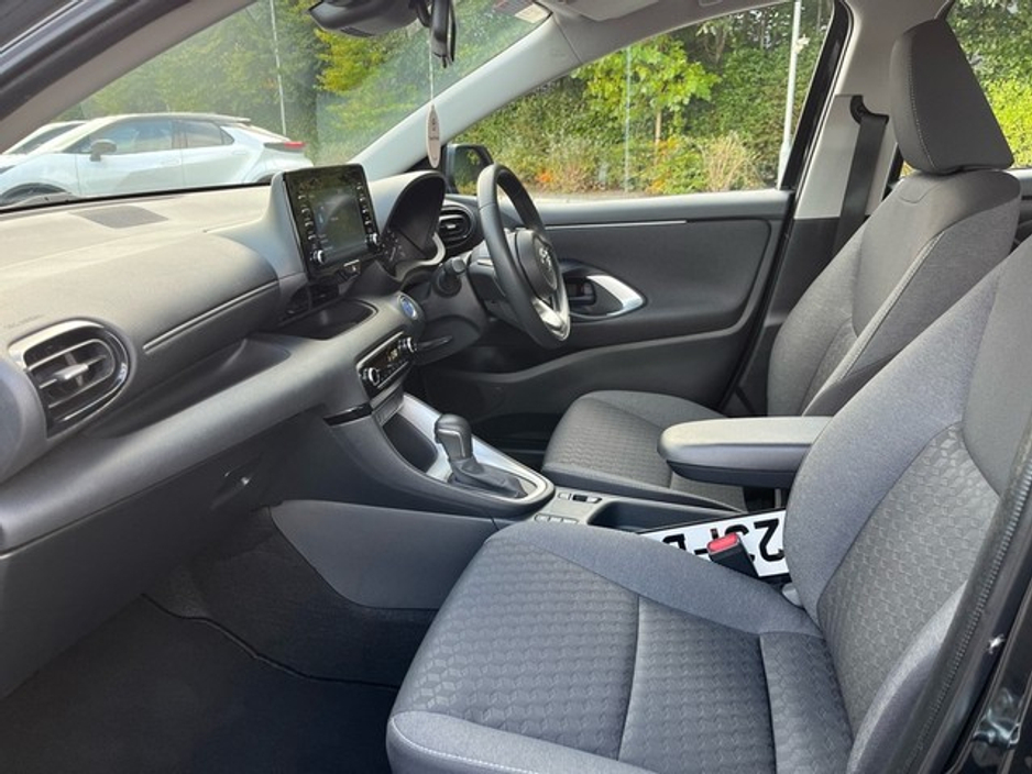 2023 Toyota Yaris - image 6