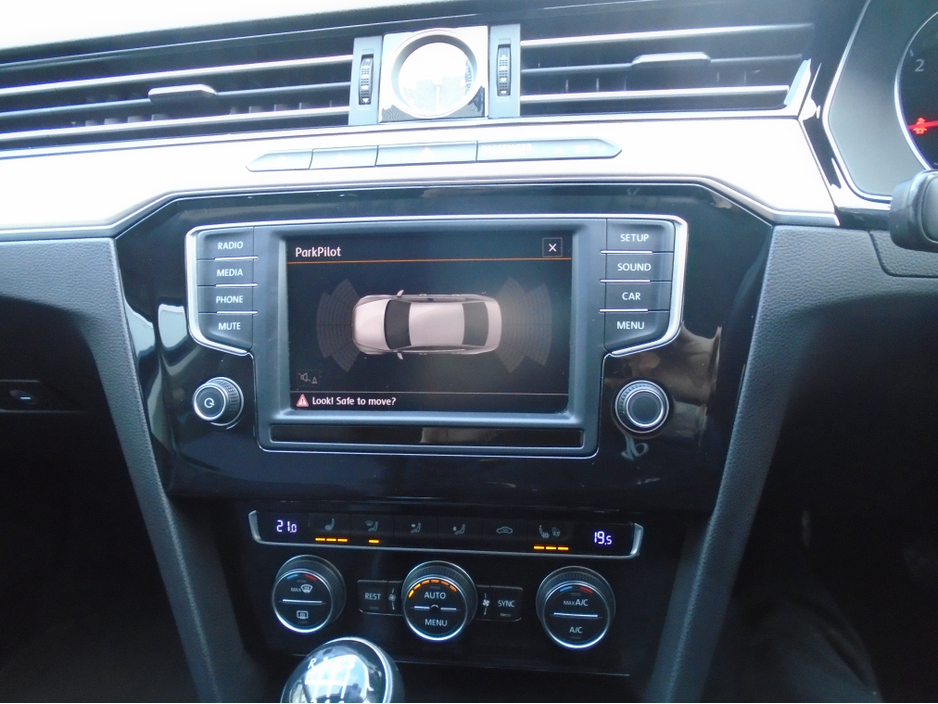 2016 Volkswagen Passat - image 11