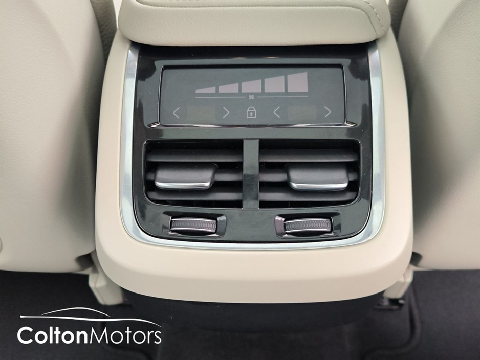 2022 Volvo XC60 - image 25