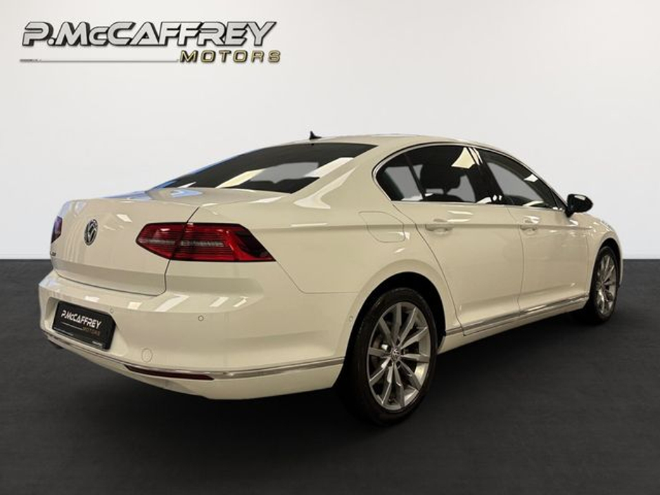 2018 Volkswagen Passat - image 5