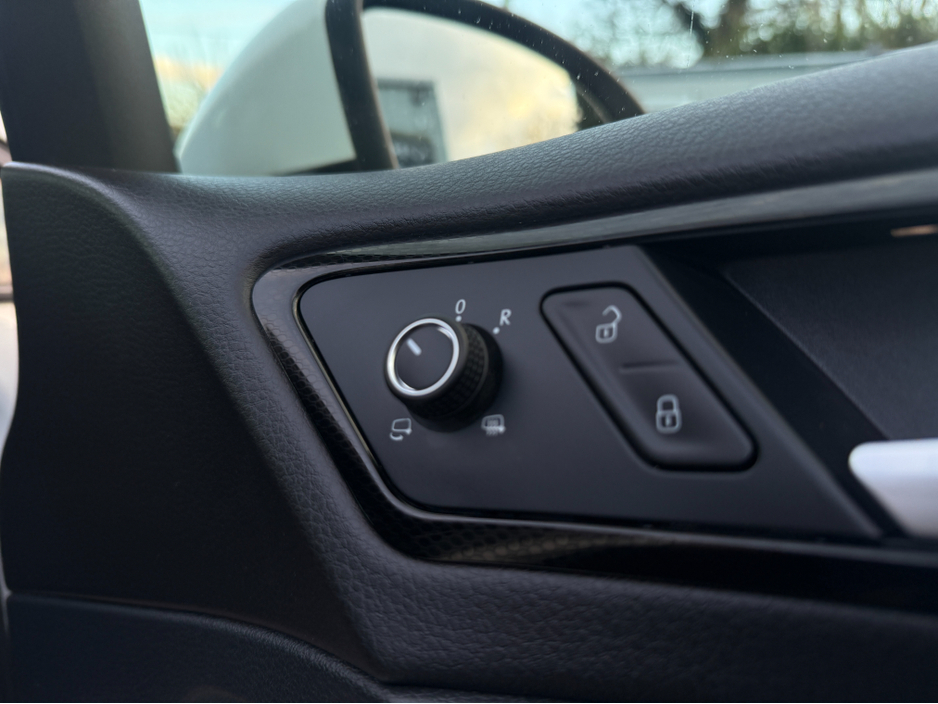 2014 Volkswagen Golf - image 18