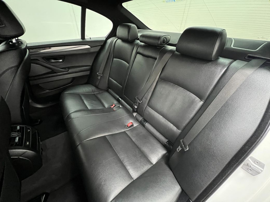 2016 BMW 5 Series - image 4