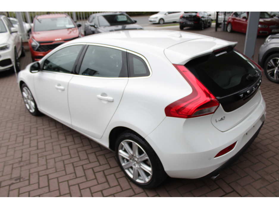 2017 Volvo V40 - image 6