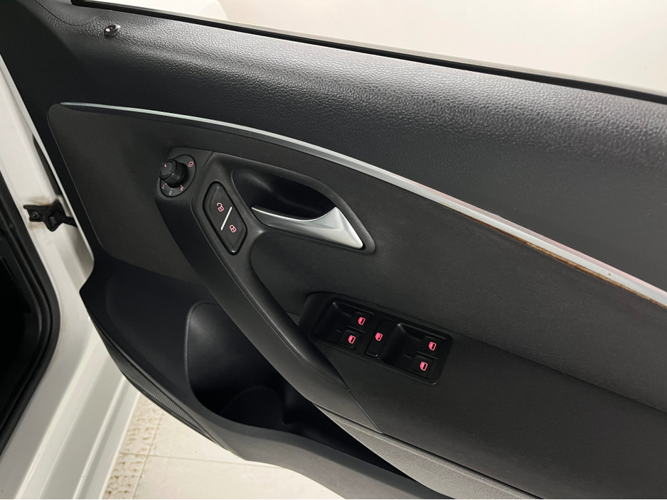 2014 Volkswagen Polo - image 30