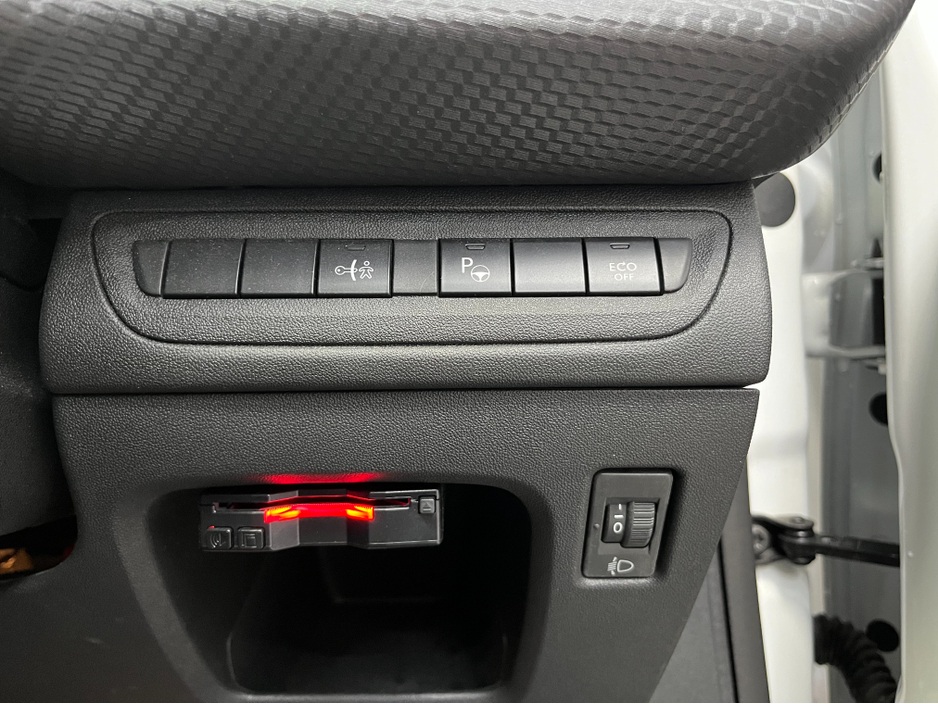 2020 Peugeot 2008 - image 12