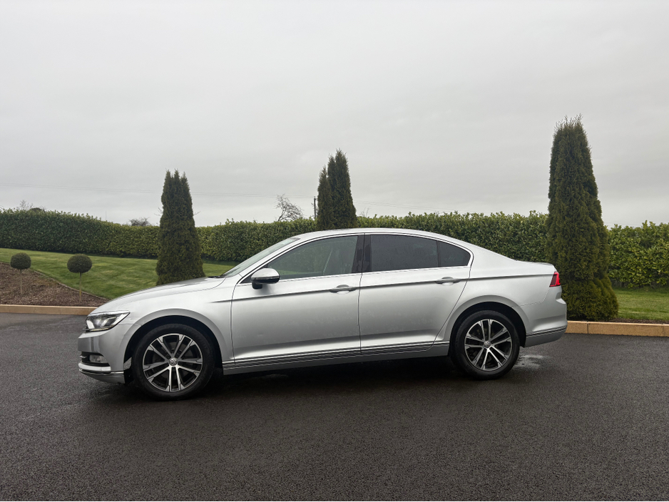 2018 Volkswagen Passat - image 3