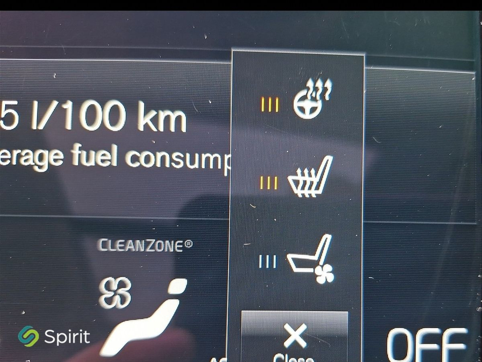 2022 Volvo XC90 - image 8