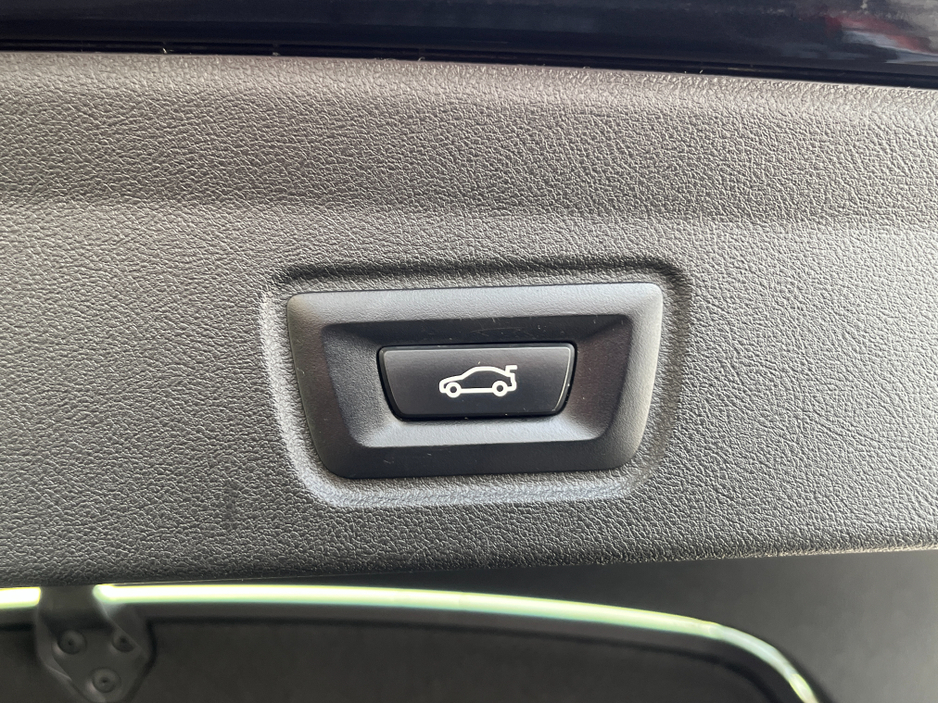 2022 BMW i4 - image 9