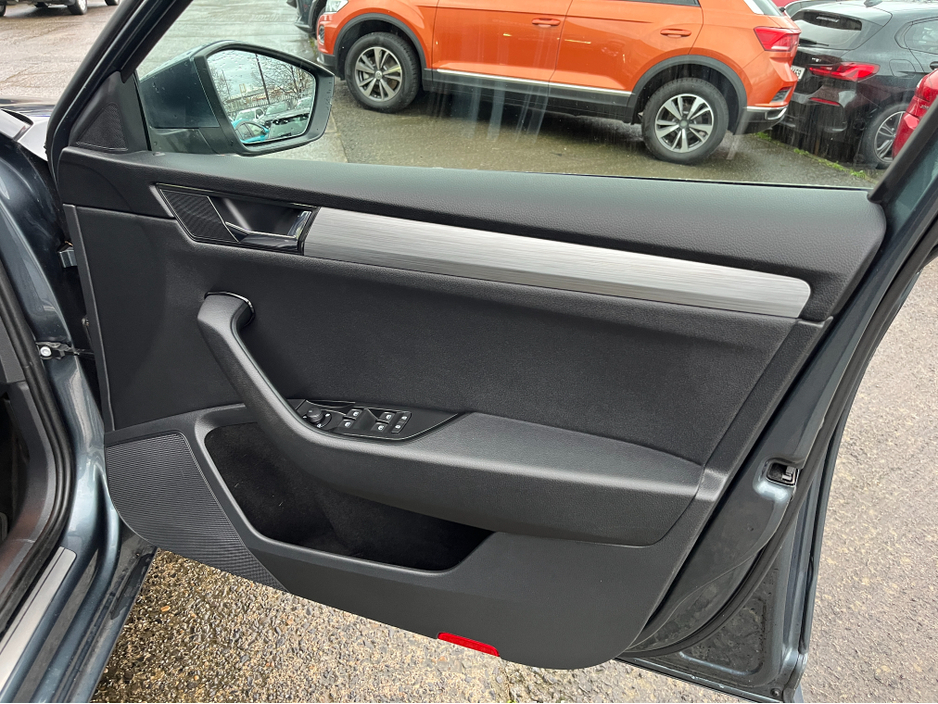 2020 Skoda Superb - image 13