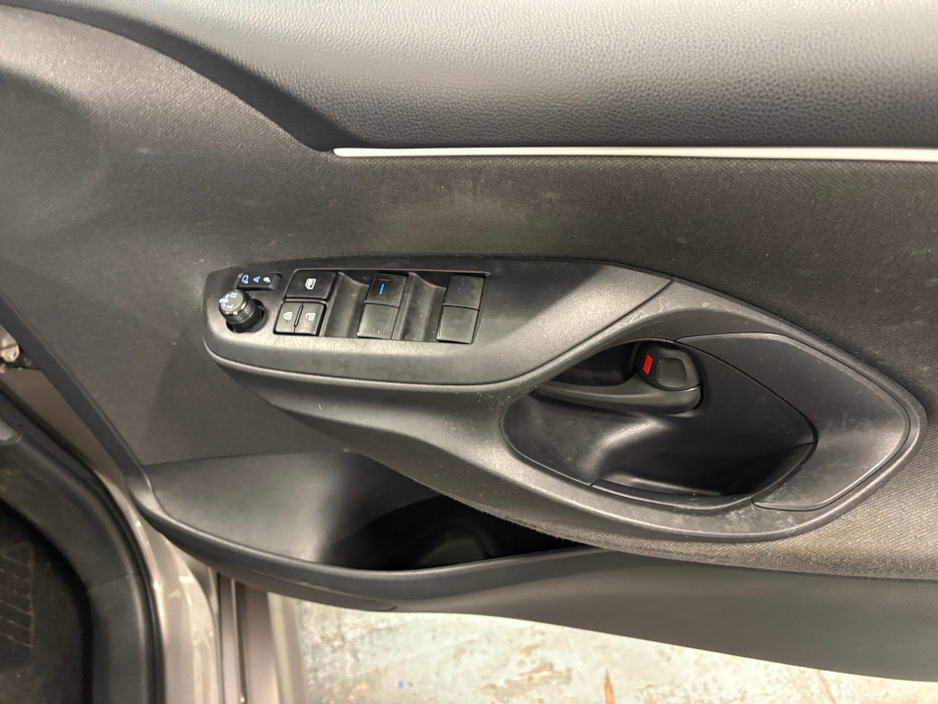 2020 Toyota Yaris - image 11