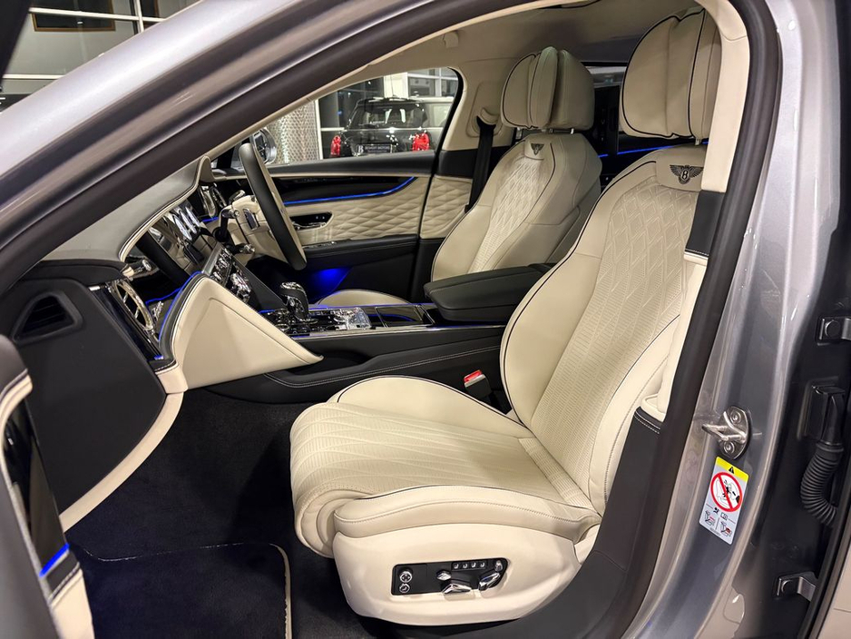 2025 Bentley Flying Spur 3.0 V6 E-HYBRID AZURE=AS NEW//HUGE SPEC=PAN ROOF//BALANCE OF BENTLEY WARRANTY=ONLY €150 ANNUAL ROAD TAX//TAILORED FINANCE PACKAGES AVAILABLE=TRADE INS €249,995