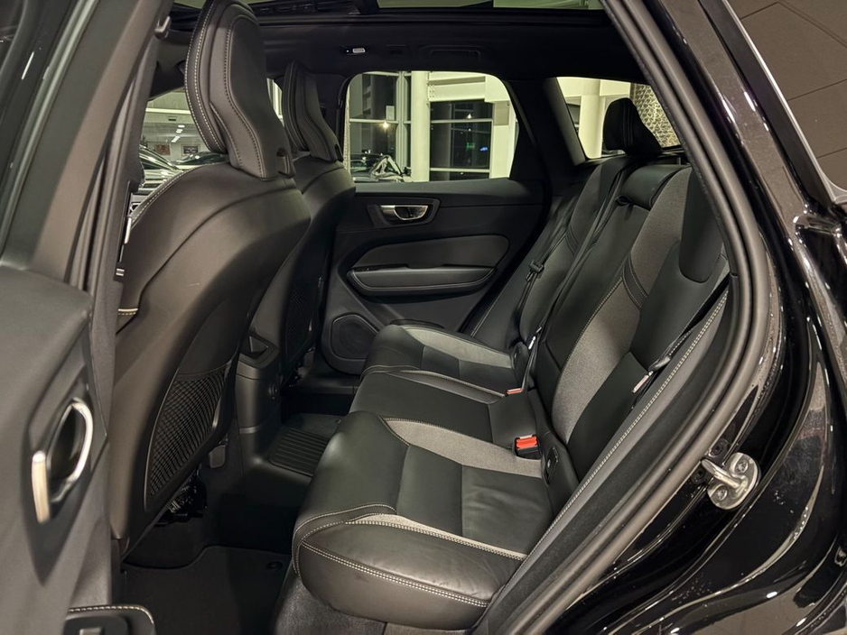 2025 Volvo XC60 - image 14