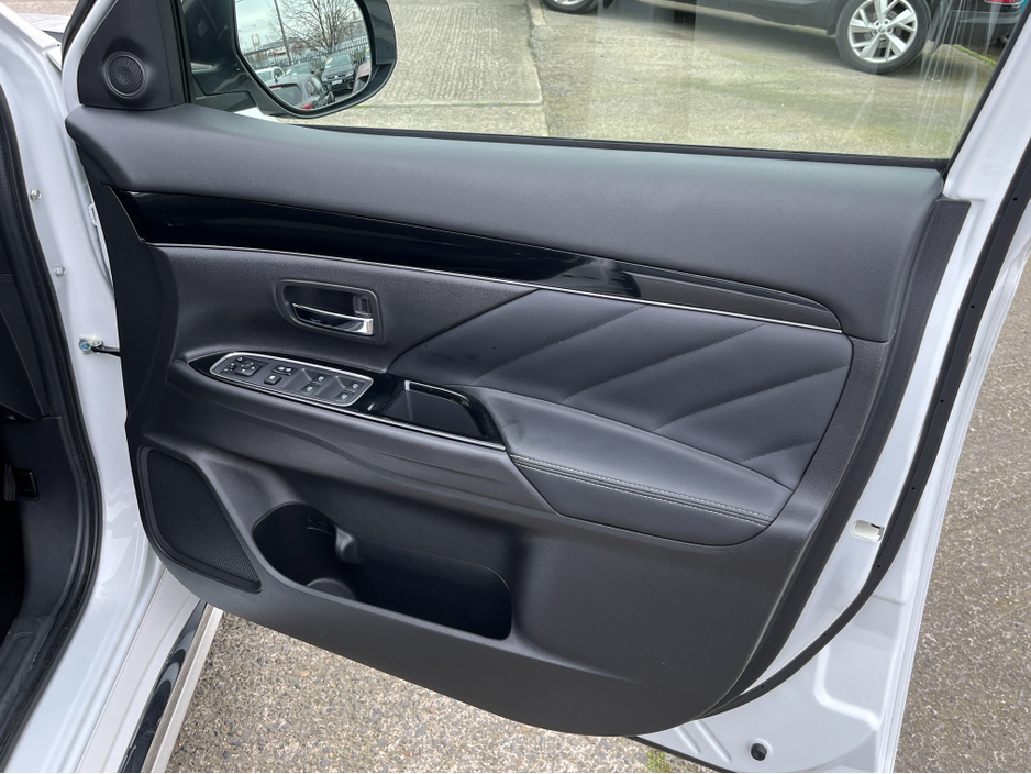 2018 Mitsubishi Outlander - image 13