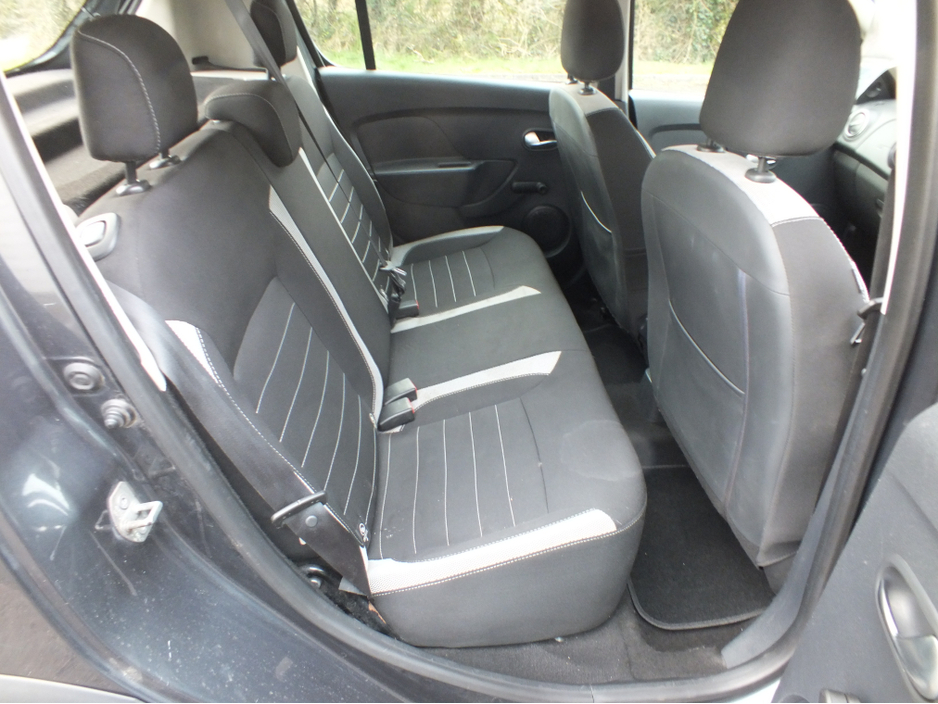 2017 Dacia Sandero - image 6