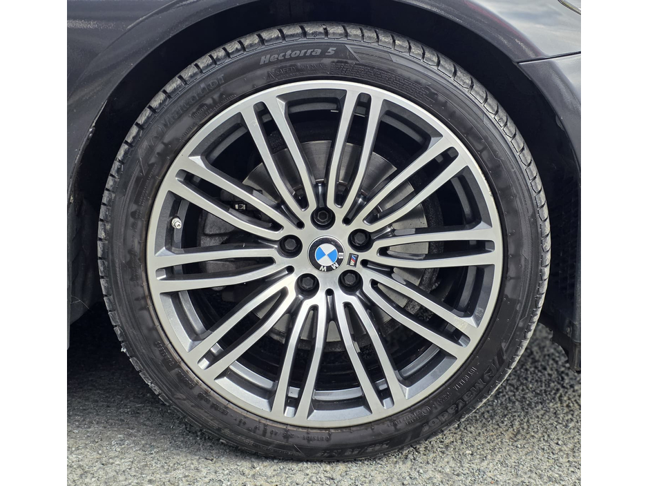 2018 BMW 5 Series - image 6