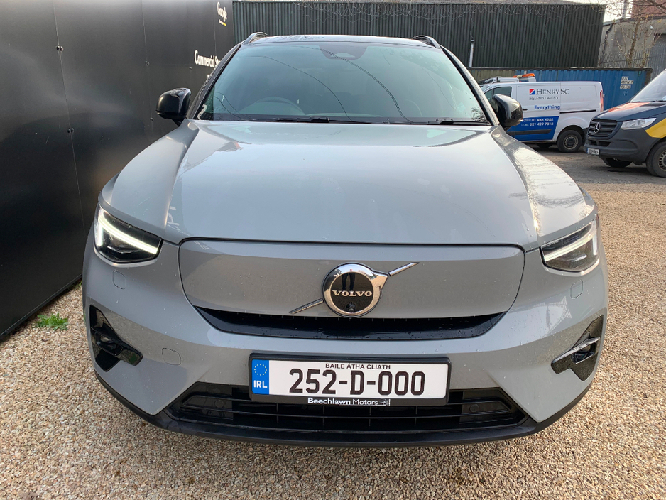 2025 Volvo EX40 - image 5