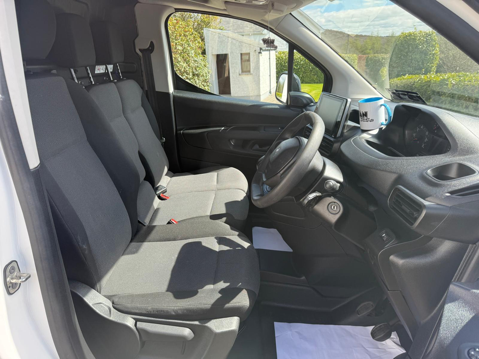 2020 Peugeot Partner - image 11