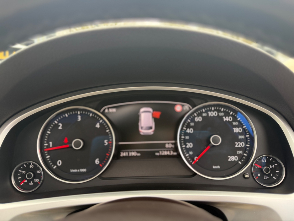 2018 Volkswagen Touareg - image 15