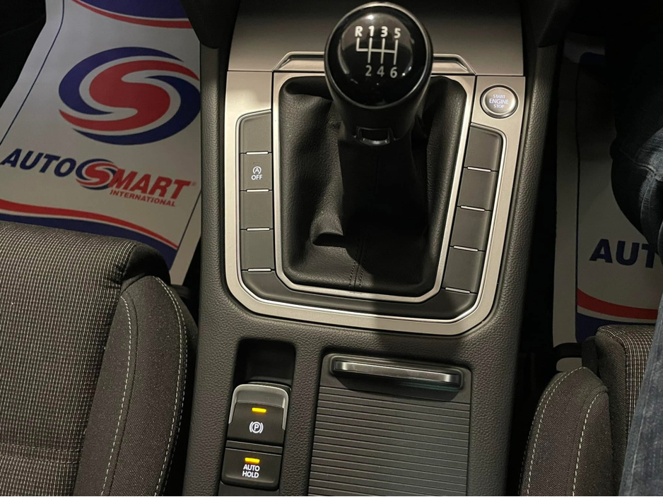 2019 Volkswagen Passat - image 4