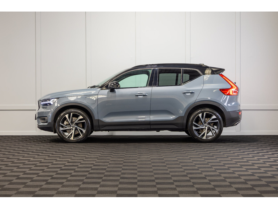 2020 Volvo XC40 - image 3
