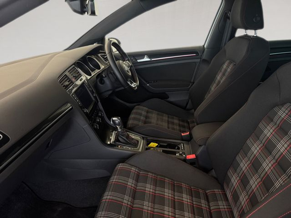 2017 Volkswagen Golf - image 17