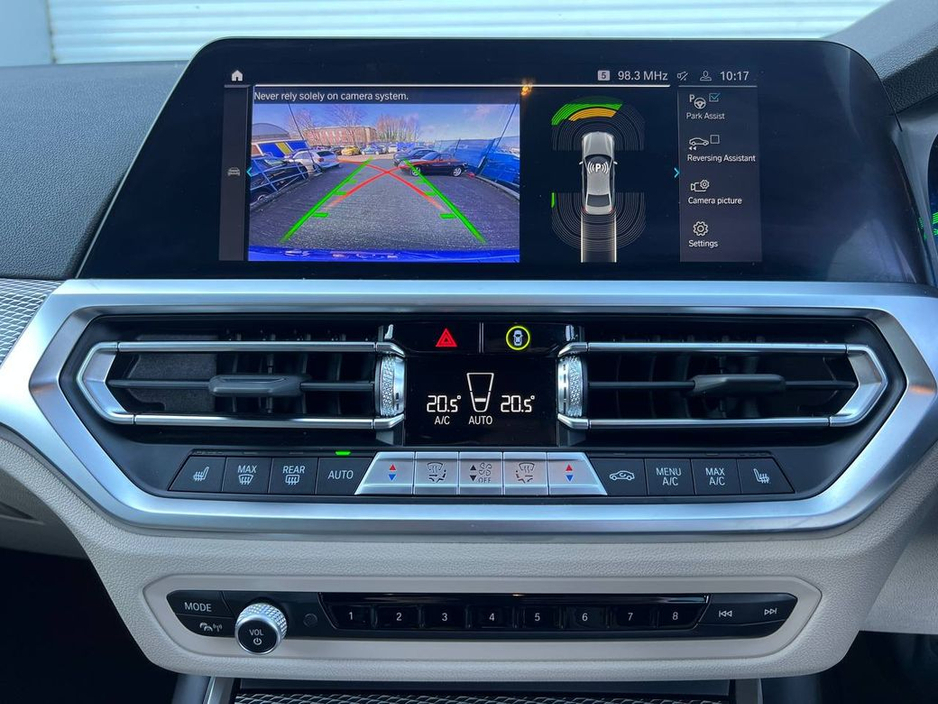 2022 BMW 3 Series - image 7