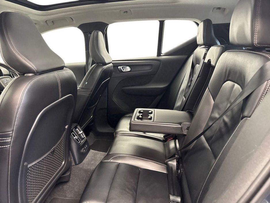 2022 Volvo XC40 - image 10