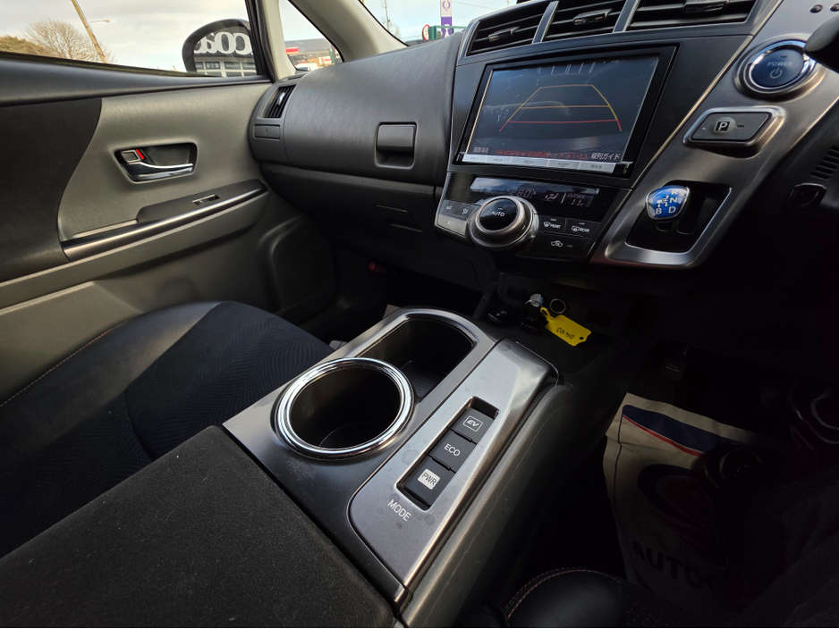 2014 Toyota Prius Alpha - image 18