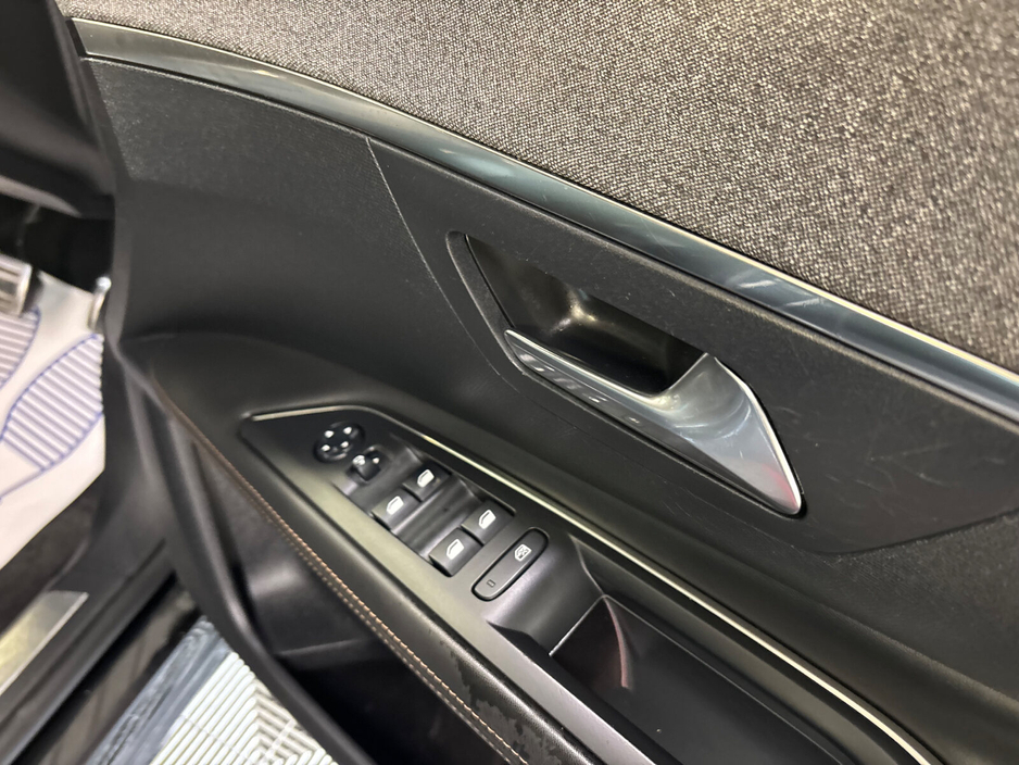 2017 Peugeot 3008 - image 11