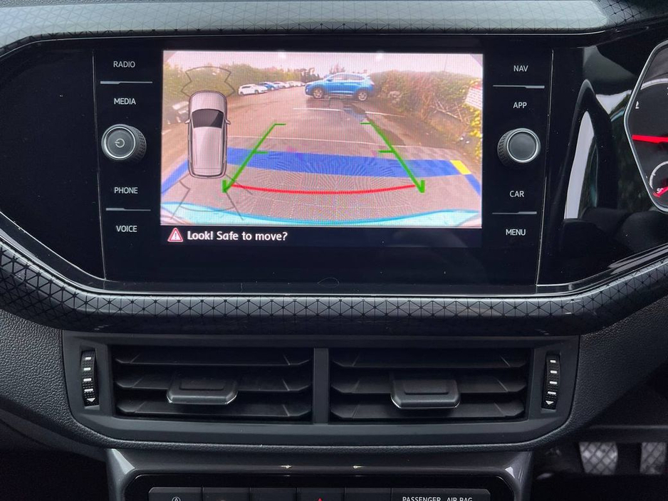 2020 Volkswagen T-Cross R-LINE 1.6 TDI // APPLE CARPLAY/ANDROID AUTO // MULTIFUNCTIONAL STEERING WHEEL // 17" ALLOYS €19,900