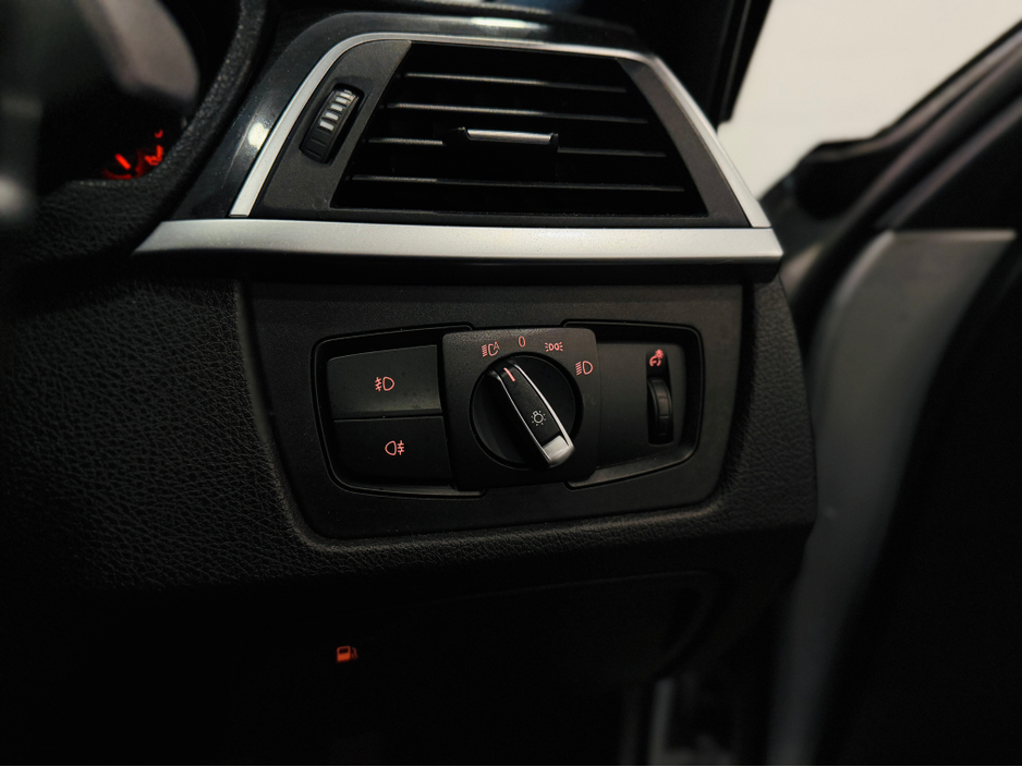 2018 BMW 3 Series - image 8