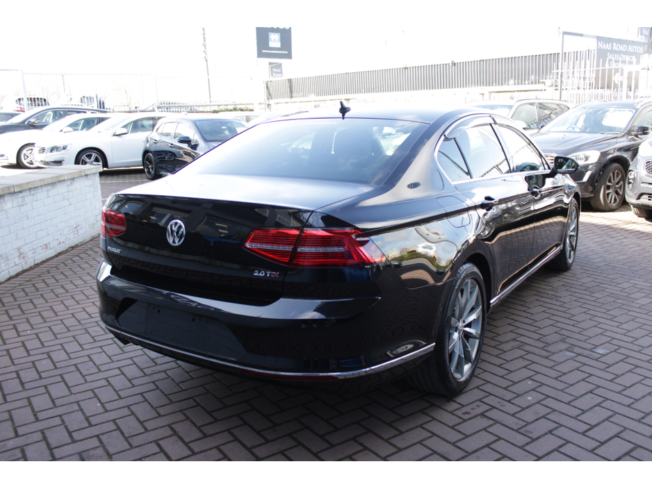 2018 Volkswagen Passat - image 4