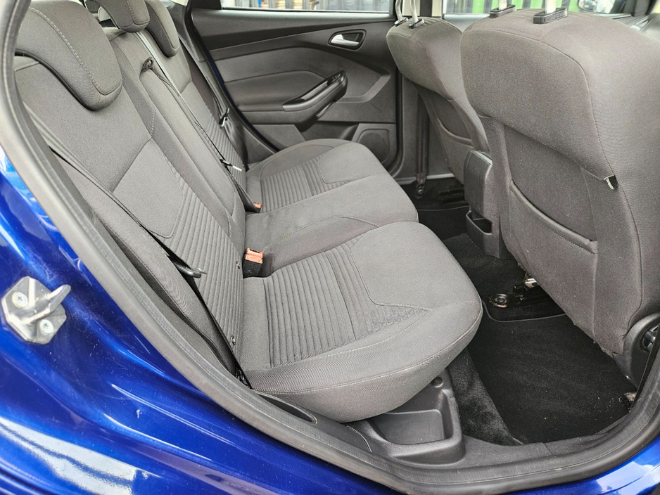 2016 Ford Focus - image 13