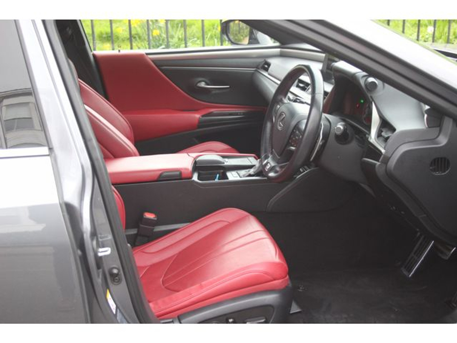 2019 Lexus ES 300 H - image 18