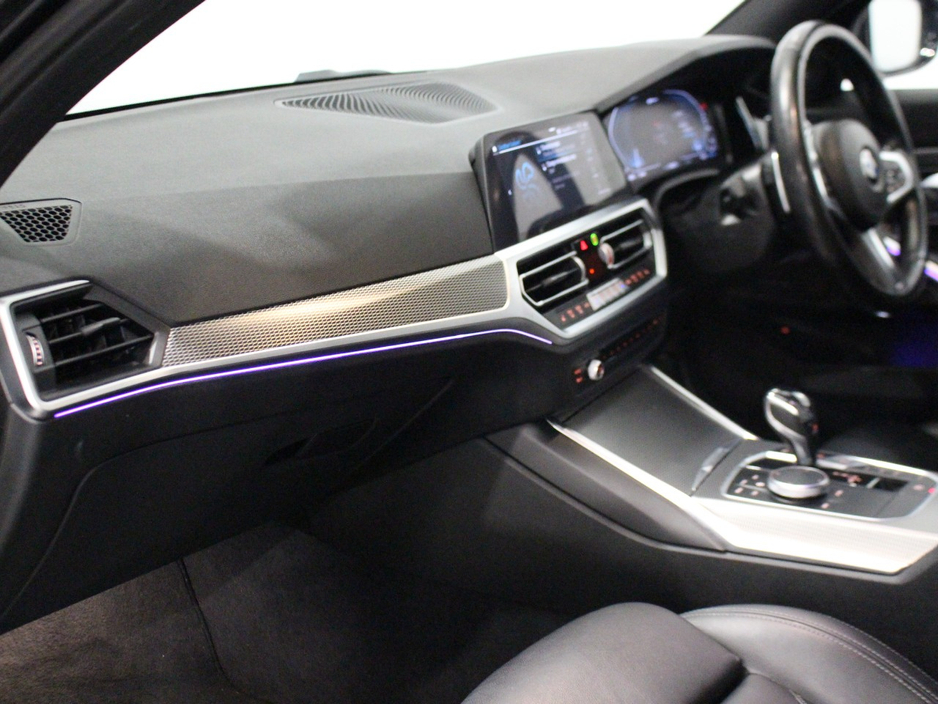 2019 BMW 3 Series - image 18