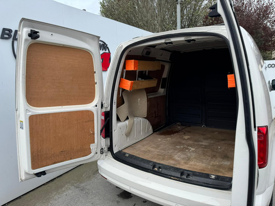2020 Volkswagen Caddy - image 12