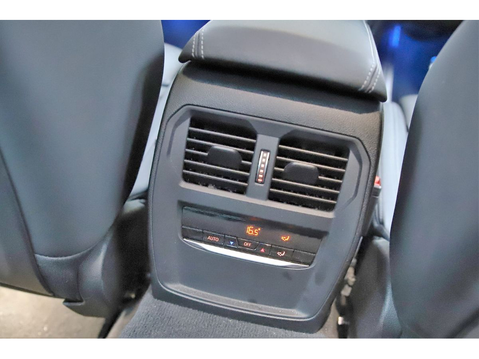 2021 BMW 3 Series - image 24