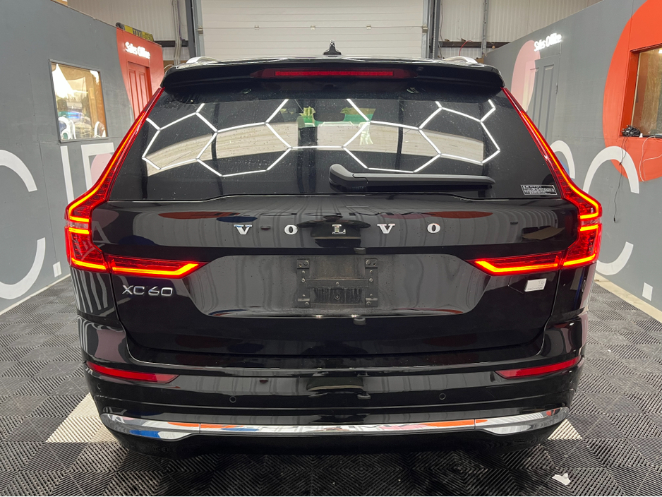 2022 Volvo XC60 - image 3