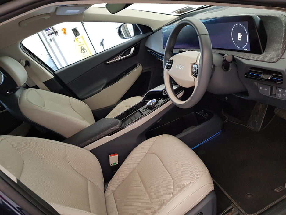 2022 Kia EV6 - image 7