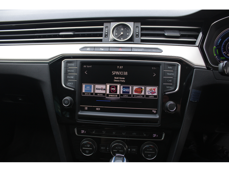 2016 Volkswagen Passat - image 14