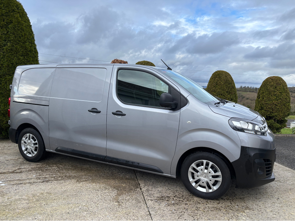 2022 Citroen Dispatch - image 12