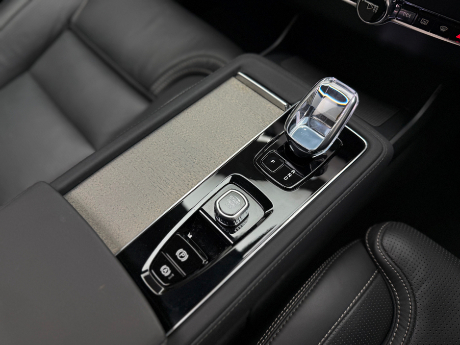 2025 Volvo XC90 - image 18