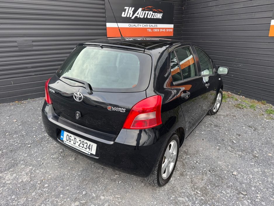 2006 Toyota Yaris - image 4
