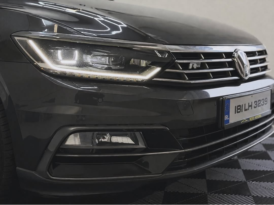 2018 Volkswagen Passat - image 2