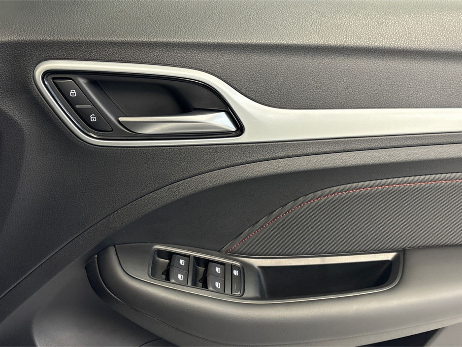 2025 MG ZS LR EXCLUSIVE-72.6KWH**DIGITAL DASH**MULTIFUNCTIONAL STEERING WHEEL**BLACK LEATHER INTERIOR**360 CAMERA**APPLE CARPLAY ANDROID AUTO**KEYLESS START**AIR CONDITIONING**FINANCE AVAILABLE** €31,495