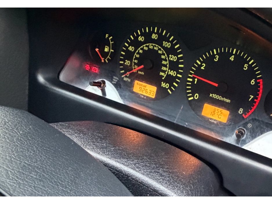 1999 Toyota Avensis - image 15