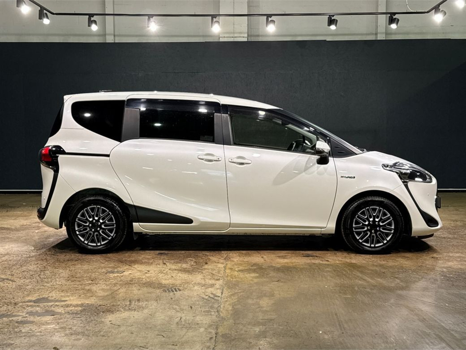 2020 Toyota Sienta - image 2